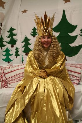 Das Nürnberger Christkind mit langen, blonden, lockigen Haaaren. Sie trägt eine goldene Krone und ein goldenes Kleid.